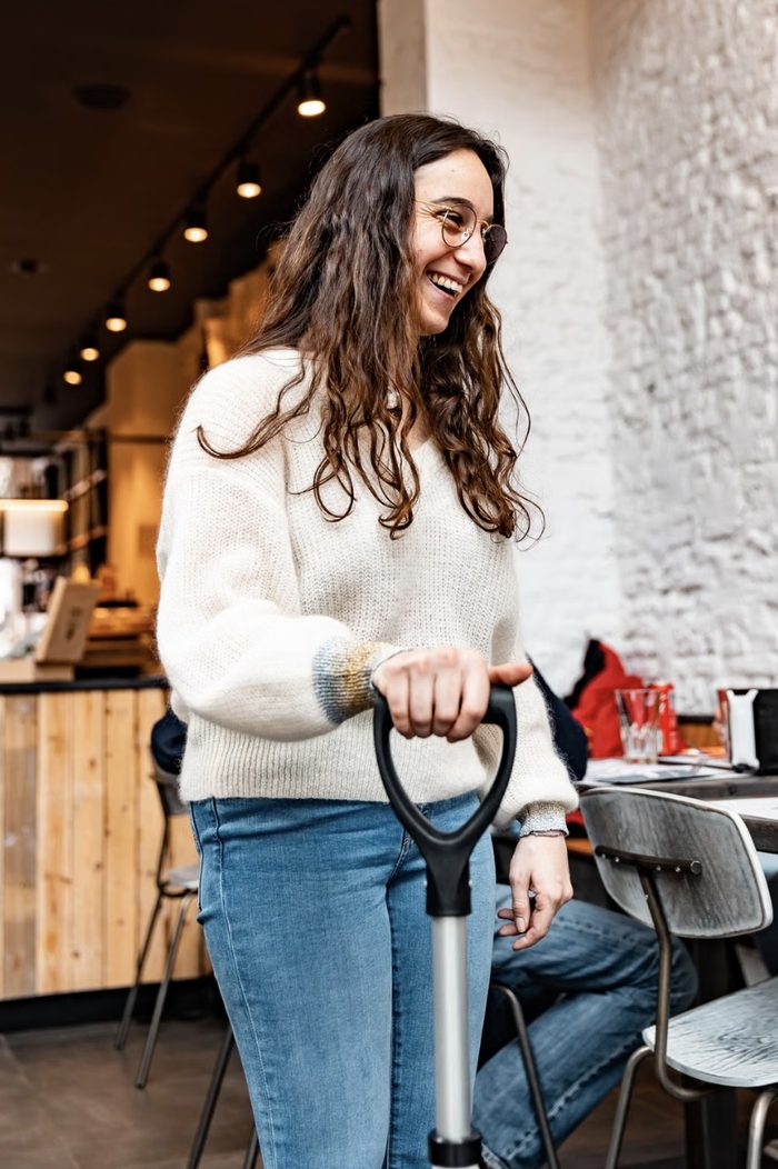 Une jeune femme souriante dans un café